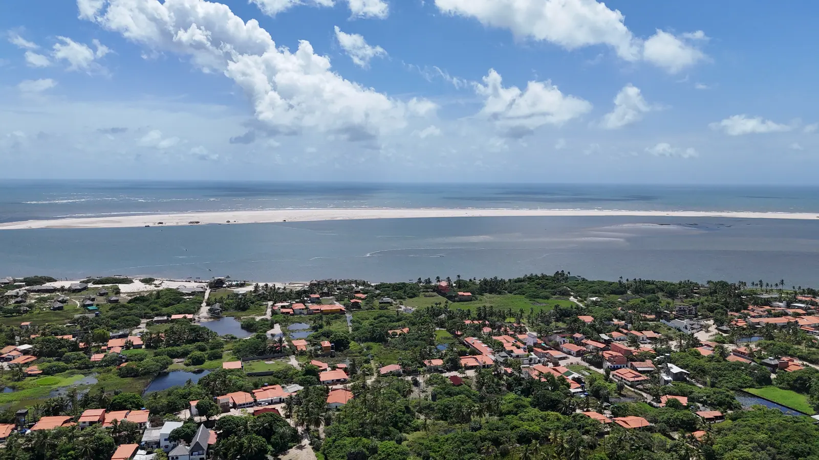 A vila de Atins e a praia vistas do alto