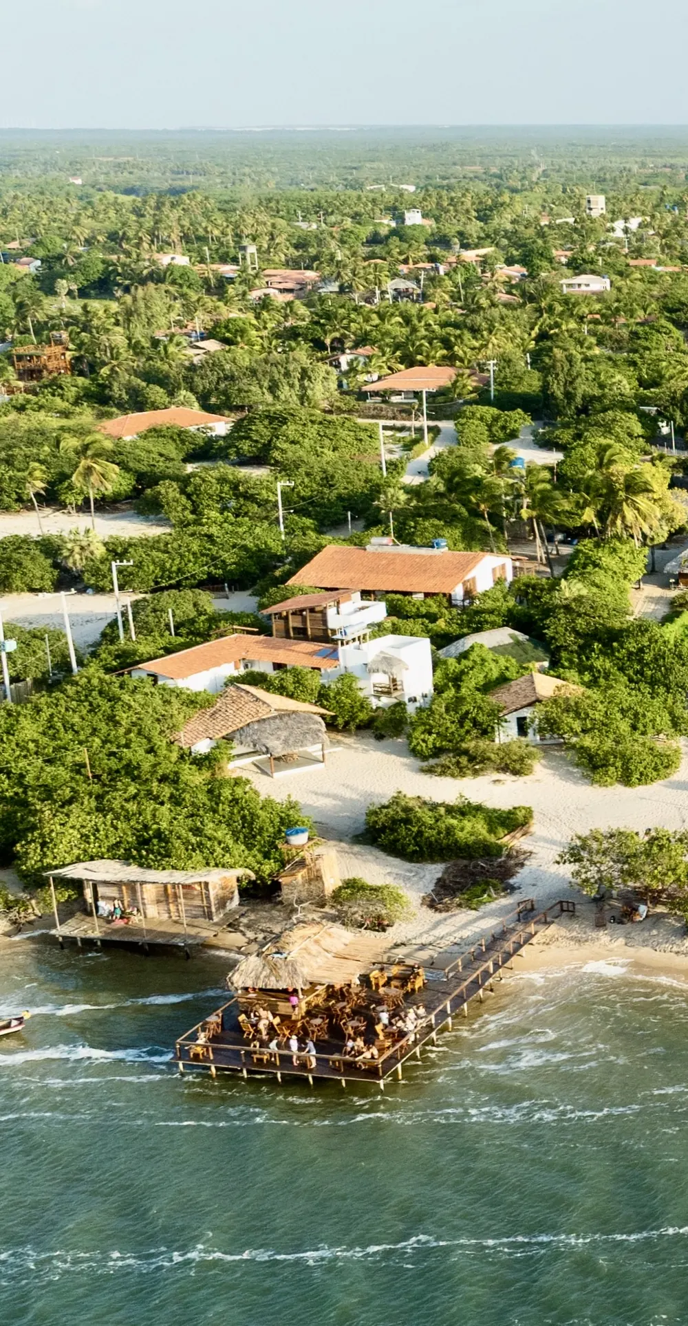 Vista aérea da Atins Beach House, pé na areia na praia de Atins, com o deck sobre o mar