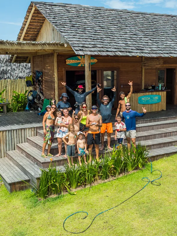 A Nossa Vibe Kite School vista do alto, com a turma acenando na varanda