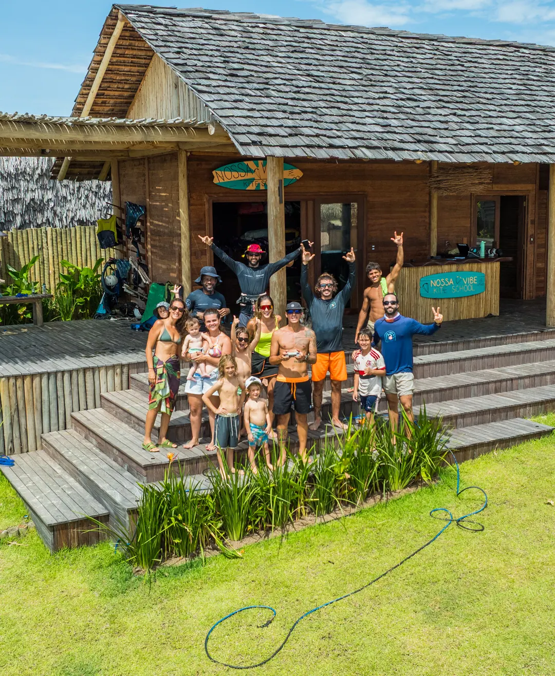 A Nossa Vibe Kite School vista do alto, com a turma acenando na varanda