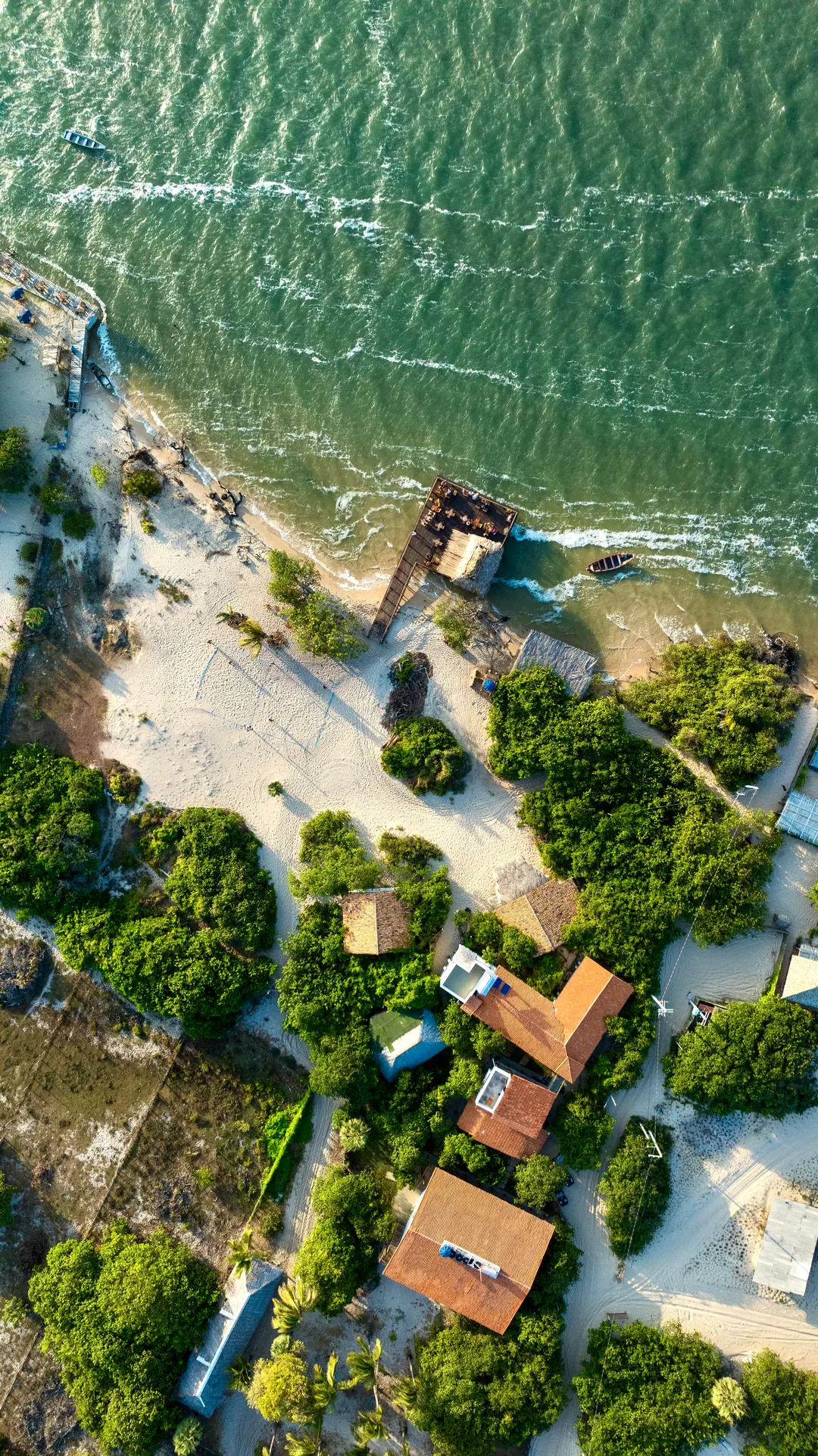A pousada vista de cima, com o deck e o mar