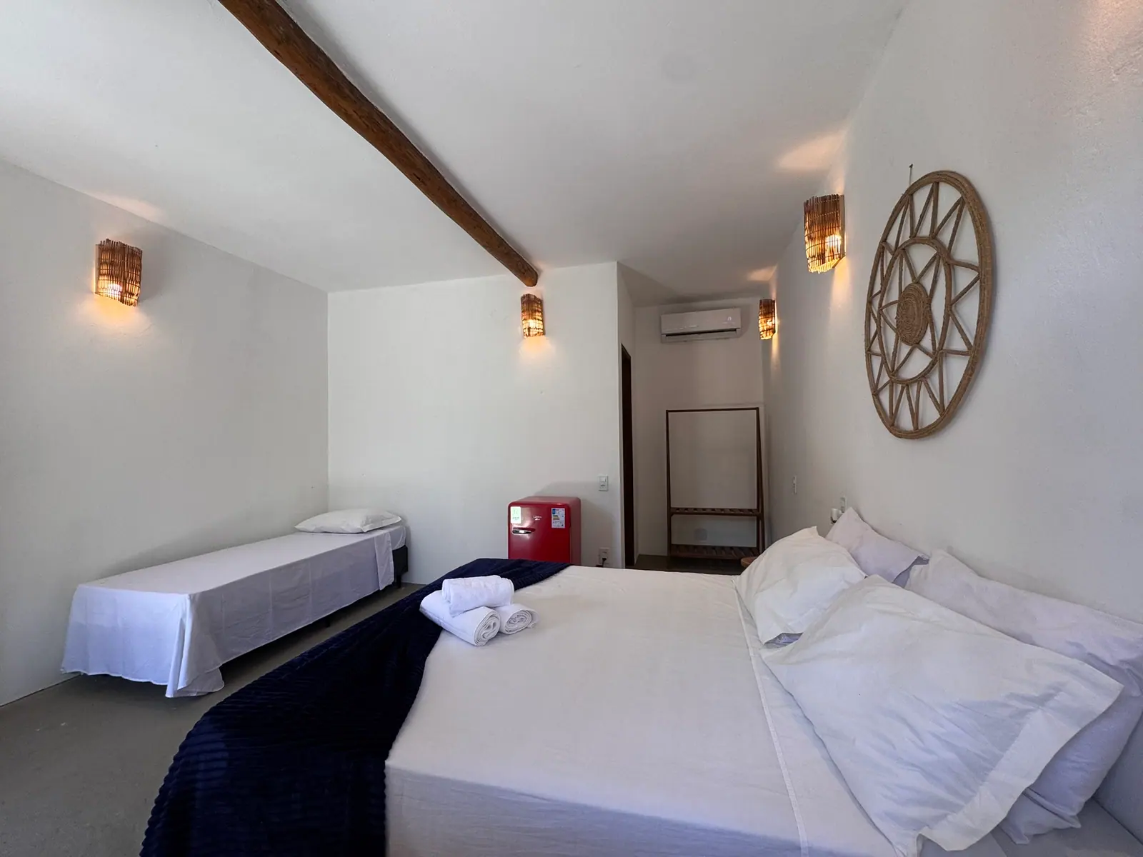 Quarto da pousada, com cama de casal e cama de solteiro