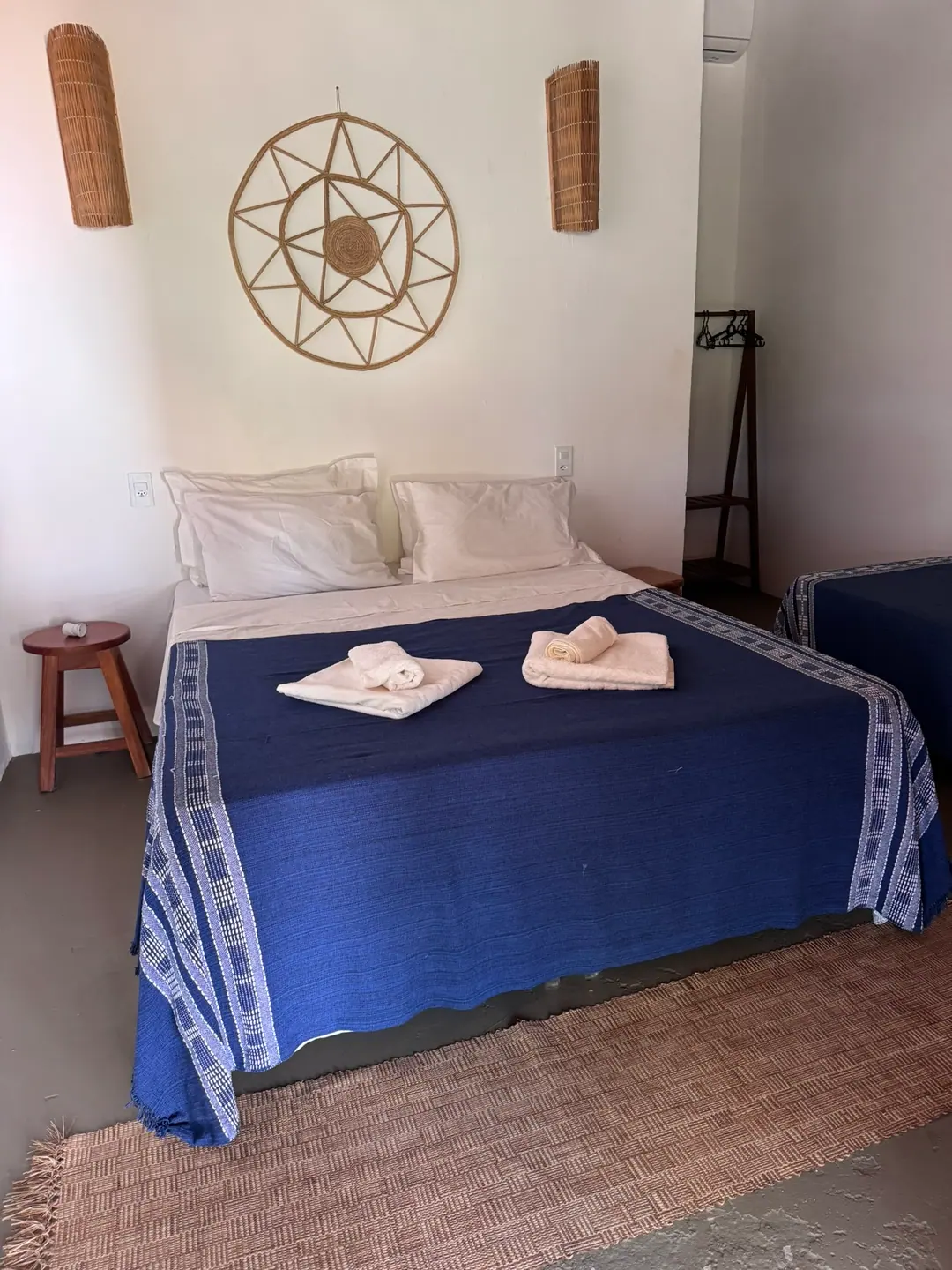 Quarto single da pousada, com colcha azul