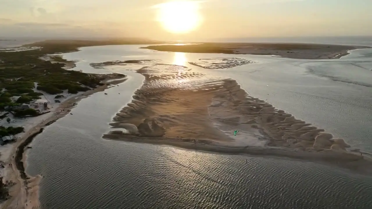 Pôr do sol sobre o rio em Atins, fogos de Réveillon na praia e kites no fim de tarde